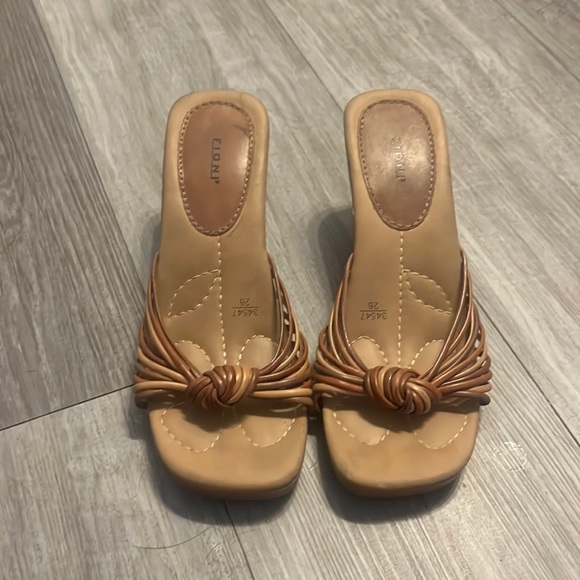 Leather heels - Picture 2 of 9